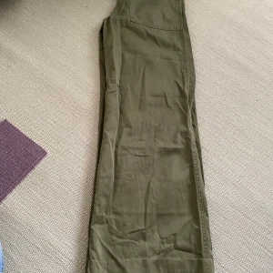 Zara byxor - Byxor i nyskick endast använda några gånger. Högmidja och lång i längden. 