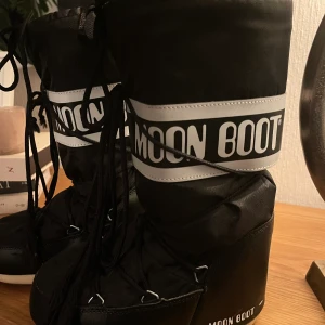 Moon boots - Säljer mina höga moon boots i jätte fint skick då jag inte fått användning av dom. Storlek 35-38 köpt för 1800 Kan även bytas mot låga💗