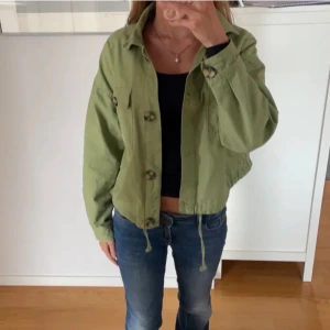 Grön jacka  - Säljer min jacka som köptes här på plick, en av mina favorit jackor men jag vill köpa en ny💗💗 helt nytt skick och inga slitage