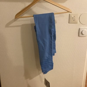 Tights från Gymshark - Blåa tights från Gymshark. Aldrig använda, prislappen är kvar. Säljes då de aldrig kom till användning. 