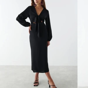 Svart klänning  - Superfin svart klänning från Gina tricot. Från deras senaste kollektion och är slutsåld vad jag kan se. Har använts endast 1 gång (på bild 2) och är i toppskick. Säljer nu för att spara upp till flytt💕