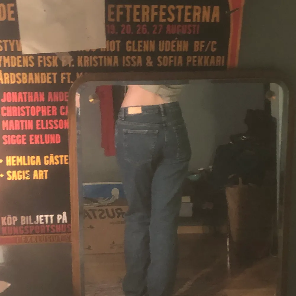 Superfina mörkblåa jeans från mango, strl 34. Använda några gånger men ser helt nya ut!! Jag är 168cm 🥀 Nypris 599kr. Jeans & Byxor.