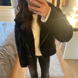 Svart teddyjacka med detaljer  - En svart teddyjacka med snygga skinndetaljer från Pretty little thing. Säljer eftersom den inte kommer till användning längre. Köpare står för frakten❣️