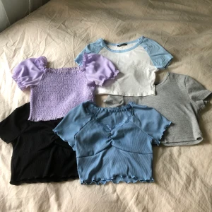 5 st toppar - 💗Svart, blå & lila storlek= XS, grå & vitblå= XXS💗Värde: ca 450 kr💗nytt pris 150 kr+ frakt💗Inga skador eller fläckar💗Kommer ifrån djur och rökfritt hem💗