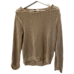 Grovstickad - Grovstickad beige tröja.
