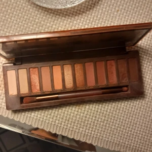 Urban Decay eye shadow palette - En palette använd , några gånger men lockeg har gått av 