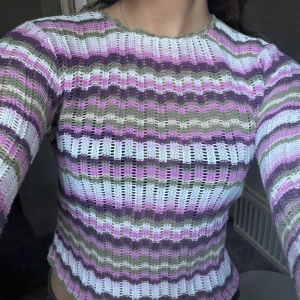 Söt topp - Säljer denna tröjan pga garderobsrensing inför utomlands flytt, kolla in mina andra annonser för liknande! Först till kvarn! Skriv vid intresse⭐️