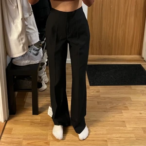 Svarta kostymbyxor  - Svarta snygga kostymbyxor, raka ben och högmidja. Super snygga men tyvärr förstöra för mig.  Dom gick inte att skicka tillbaka och därför säljer jag dom, prislapp och allt sitter kvar. Storlek 32 men skulle säga att dom är mera 34-36