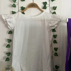 Tröja med volanger  - Ganska lång tröja med volanger 