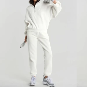 Basic sweatpants - Fina mjukisbyxor o en vit färg från Gina tricot. Använt skick men inga hål eller liknande. Perfekta nu till hösten. Slutsålda i nästan alla storlekar. Storlek xxs, säljer för 80kr + frakt☺️