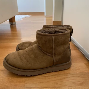 Uggs, limited edition färg  - Storlek 41. Färgen är limiter edition och går inte att köpa länge. Använda men i jättebra skick eftersom jag alltid använt imoregneringsmedel samt vårdat de väl när de har används! 