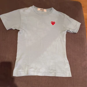 Äkta CDG t shirt - Storlek S, ungefär ett år gammal, ljusblå, nypris 799, skick 8/10, Inge fläckar eller hål på tröjan