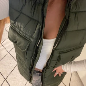 Grön väst - Grön väst med snygg fickdetalj💗 Aldrig använd!! 