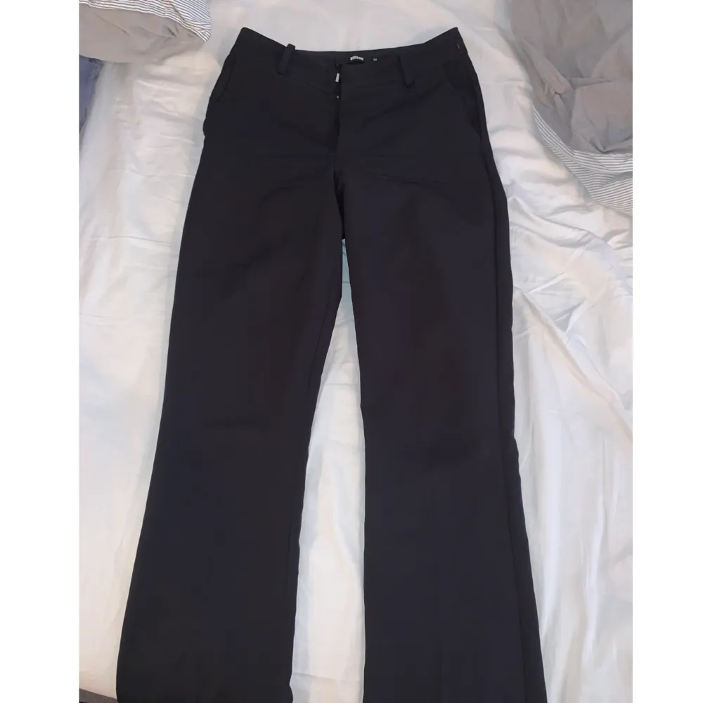 Svarta kostymbyxor från Bikbok! De jätte populära. Använt fåtal gånger, bra skick.  Säljer för de är för små. . Jeans & Byxor.
