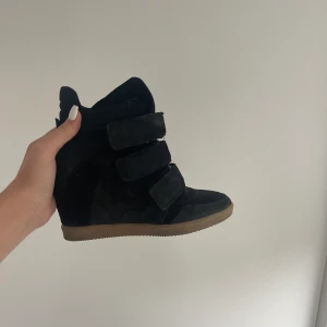 Isabelle Marant skor  - Säljer dessa skit snygga liknande  Isabelle marant skor då de är i för liten storlek för mig, nästan aldrig använda❤️Skriv privat för fler frågor eller budning!