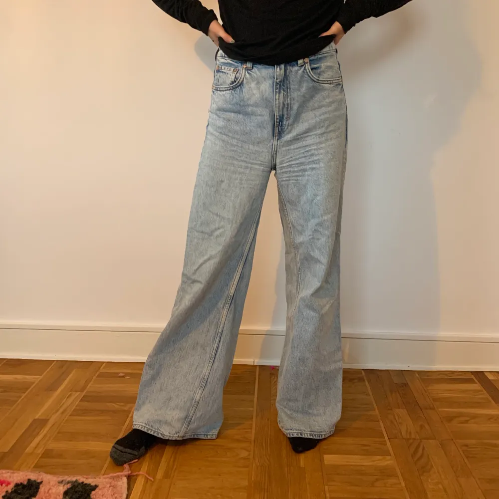 Ljusblå jeans från weekday i modellen ACE. Nyskick, bara använda två gånger. Högmidjade men jag använder dem lågmidjat i oversized fit. Säljer pga jag inte använder dem längre🌸 . Jeans & Byxor.