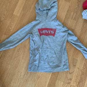 Levis tröja  - Säljs för att jag har andra sånna tröjor.