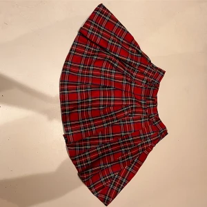 Röd kjol  - Röd rutig kjol, knappt använd så den e i riktigt fint skick. 