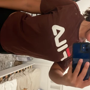 Fila t-shirt - Brun Fila t-shirt. Använd en få antal gånger.🤎