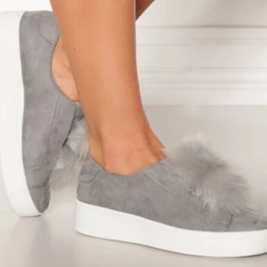 Nya Steve madden bryanne grå sneakers stl 38 - Snygga oanvända sneakers från Steve madden bryanne i färgen grå stl 38🌟 Finns inget att anmärka. Postar med skicka lätt, hem till brevlådan eller ombud 66 kr. Fast pris 366 kr inkl frakt  