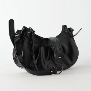 Helt ny väska  - Slutsåld väska från Gina Tricot, prislappen är kvar! Köpte en liknande så säljer denna vidare. FRI FRAKT!!!