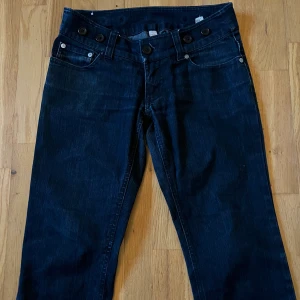 Mörka jeans - Lågmidjade, raka i benen, från vero moda Skriv för fler bilder!