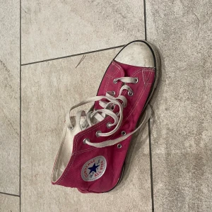 Rosa Converse skor - Säljer dessa då de inte kommer till användning. Fick för 3 år sedan av min kusin. Står storlek 40 men skulle säga att de är hyfsat små i storleken. 