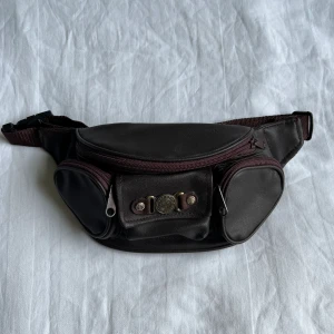 Väska 🐻 - En magväska med flera fickor 🐻