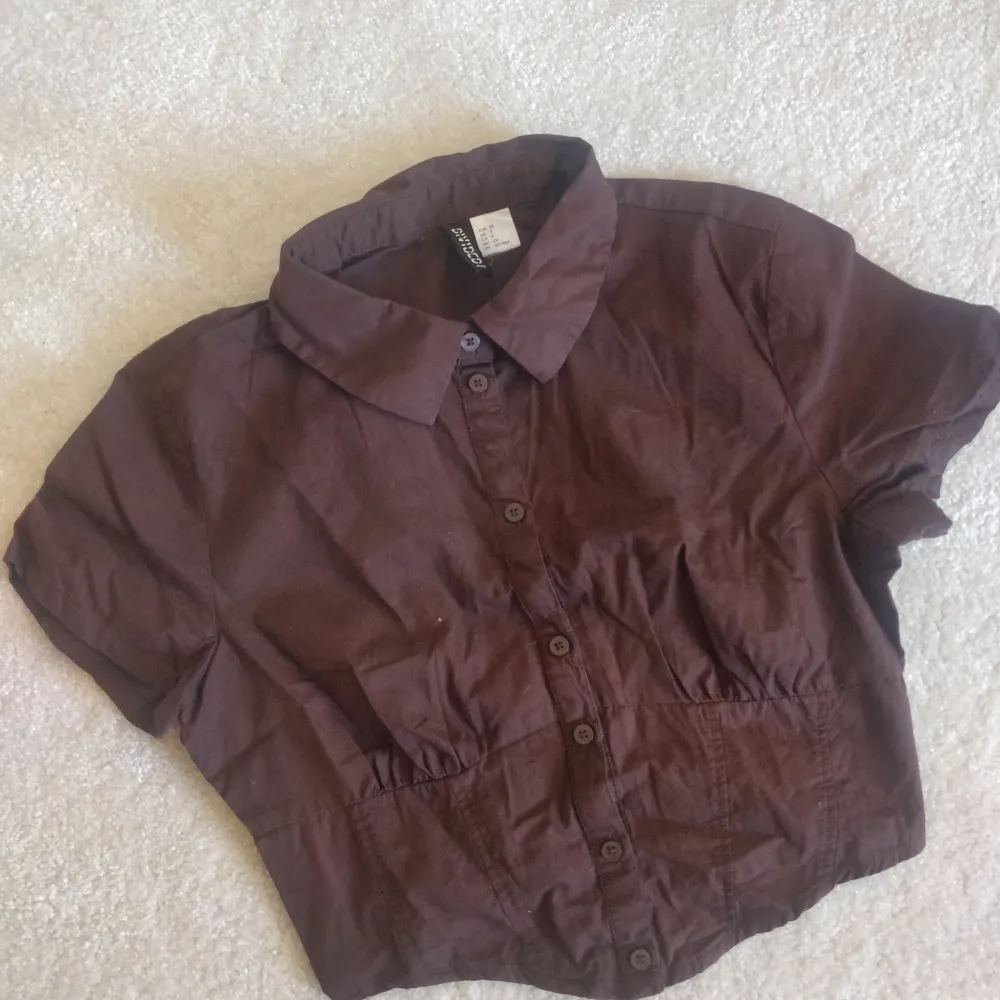 Detta är en tröja jag inte andvänder längre, men har andvänt den 4-5 gångerden är storlek S och köpt i h&m jag säljer den för 70 kr + frakt om det behövs ❤️. Skjortor.