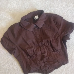 Tröja storlek S - Detta är en tröja jag inte andvänder längre, men har andvänt den 4-5 gångerden är storlek S och köpt i h&m jag säljer den för 70 kr + frakt om det behövs ❤️