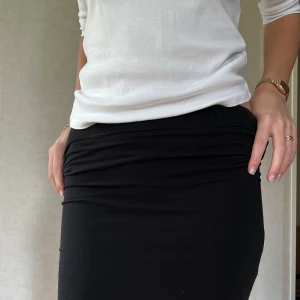 Svart minilkjol/ svart tubetopp - En jättefin svart minikjol som även går att använda som tubetopp utan problem! Nästintill oanvänd och har inga defekter 💄❤️‍🔥