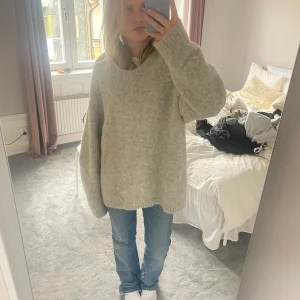 Stickad teöja - Så snygg trendig tröja som är så skön, sållat en gång förut men lägger upp igen pågrund av oseriös köpare, använd ca 2 gånger