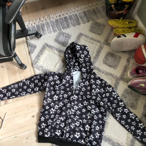 As skön y2k hoodie - As najs y2k hoodie som jag säljer för att den it är min stil längre. Priset går att diskutera