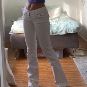 Lowwaist jeans  - Jättefina lågmidjade jeans.  Köpta vintage Storlek: w29 L32 Jag är 172 cm som referens