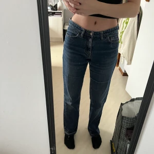 Blå Jeans - Fina blå lågmidjade jeans som inte kommer till användning, har själv sprättat upp så dom skulle bli längre, jag är 169 cm. Sitter lösare på mig som vanligtsvis bär 34-36, köpta secondhand