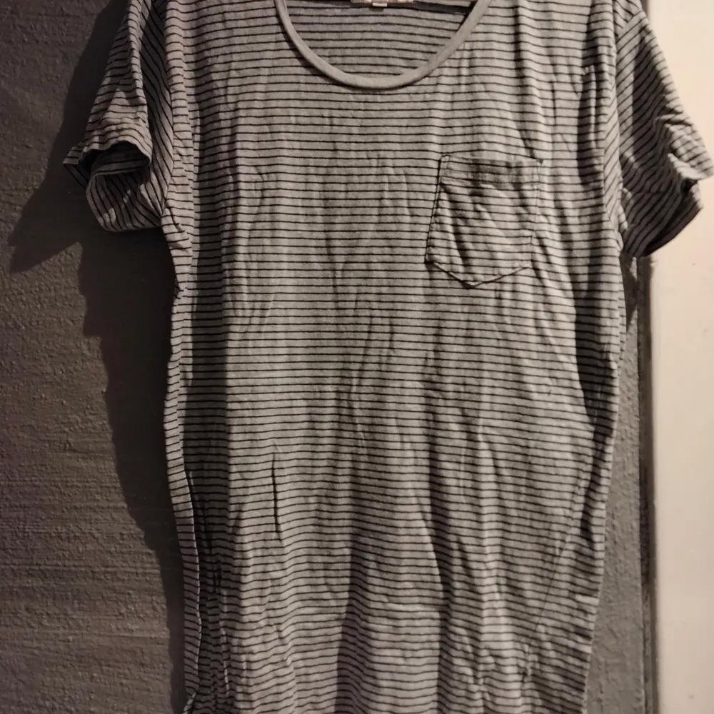 Randig t-shirt unisex. Vanlig frakt 52 kr eller spårbar 57 kr. . T-shirts.