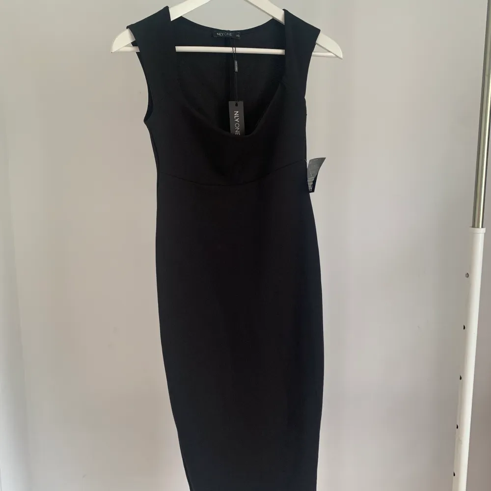 Ny klänning från NLY ONE storlek xsmall🖤 Tryck på KÖP NU för att den ska bli din direkt🌸. Klänningar.