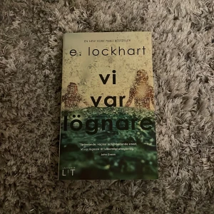 Vi var lögnare/we were liars  - översatt version, jättebra bok, nyskick förutom en liten skada på toppen av ryggen (se bild 3), ryggen är inte knäckt (se bild 2) köparen står för frakt