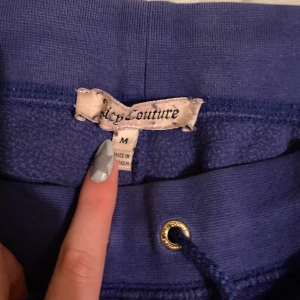 Juicy couture - Öågmidjade mjukisbyxor bra kvalite inga hål eller så osv, köpta från tradera för några år sedan men endast använda ca en till två gånger.   Säljer då de har växt ur och är lite korta på mig (slutar ungefär vid min fotled) men jag är 177cm lång💕
