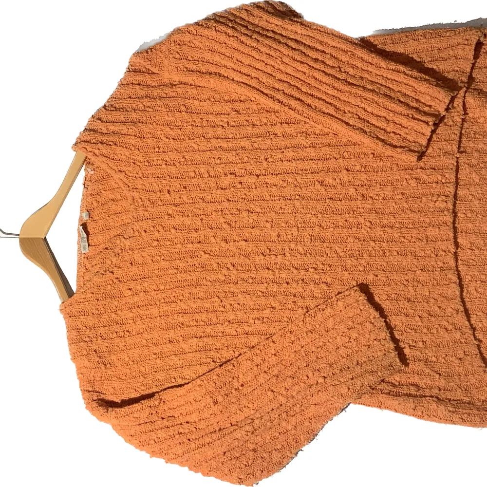 Oversized orange stickad tröja, jättefin, men kommer inte till användning . Tröjor & Koftor.