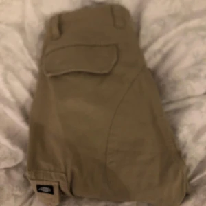 Cargo Dickies -  Ett par beigea cargo byxor från Dickies, knappt använda så de är i nästan nyskick. 