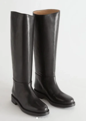 Other stories ridstövlar i läder strl 37 helt nya stövlar - Aldrig använda Nypris: 2750kr  Slutsålda och går ej på rea Äkta läder Normal i strl