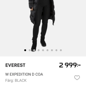 Supervarm lång dunjacka från stadium! - Jag köpte denna jacka på stadium i slutet av november jag har använt den ett fåtal gånger under december men den är i princip i nyskick. Så varm och skön. Säljer den 800 kr billigare än vad den säljs för på hemsidan just nu.  