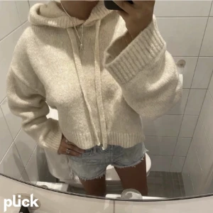 Zara stickad tröja - Säljer denna stickade zara tröjan, storlek S. (Lånad bild) men skriv privat för fler bilder. Knappt använd! Kan mötas upp i Sthlm eller frakta. 