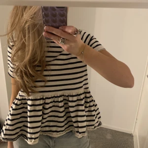 Randig t shirts - Super fin randig volang t shirt från zara som inte kommer till användning längre, bra skick och skönt material! ⭐️