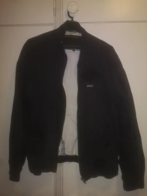 Wesc Weactivist jacka - Fin Wesc jacka i storlek S men passar en person med storlek M. En tidslös design och passar fina och avslappnade tillställningar.  Ni får ursäkta bildkvaliteten då linsen är trasig. 