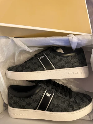 Micheal kors - Micheal kors skor, helt nya. Stl 37 nypris 1500kr