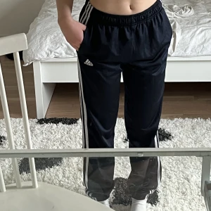 Adidasbyxor  - Adidasbyxor i nyskick, passar på någon som är runt 160cm, köparen står för frakten 