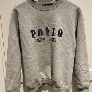 Ralph Lauren tröja  - Vintage ”Polo” Ralph Lauren tröja som knappt är använd. Storlek L, men skulle säga att den passar S/M. 