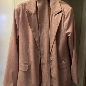 Rosa kavaj - Rosa, oversized kavaj. Har ett medföljande bälte till midjan. Använd 1-2 ggr. 